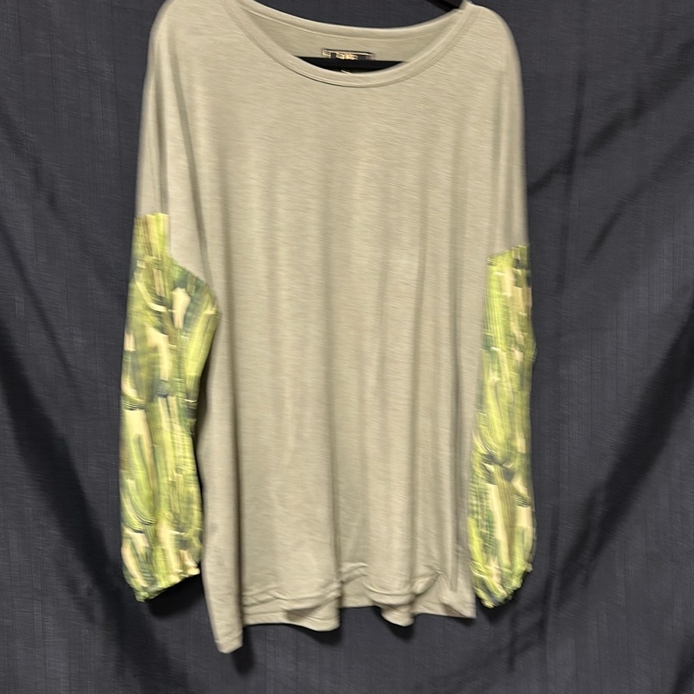 Lucky n Blessed brand‎ Green w/ sheer sleeves / Size XL / S-47